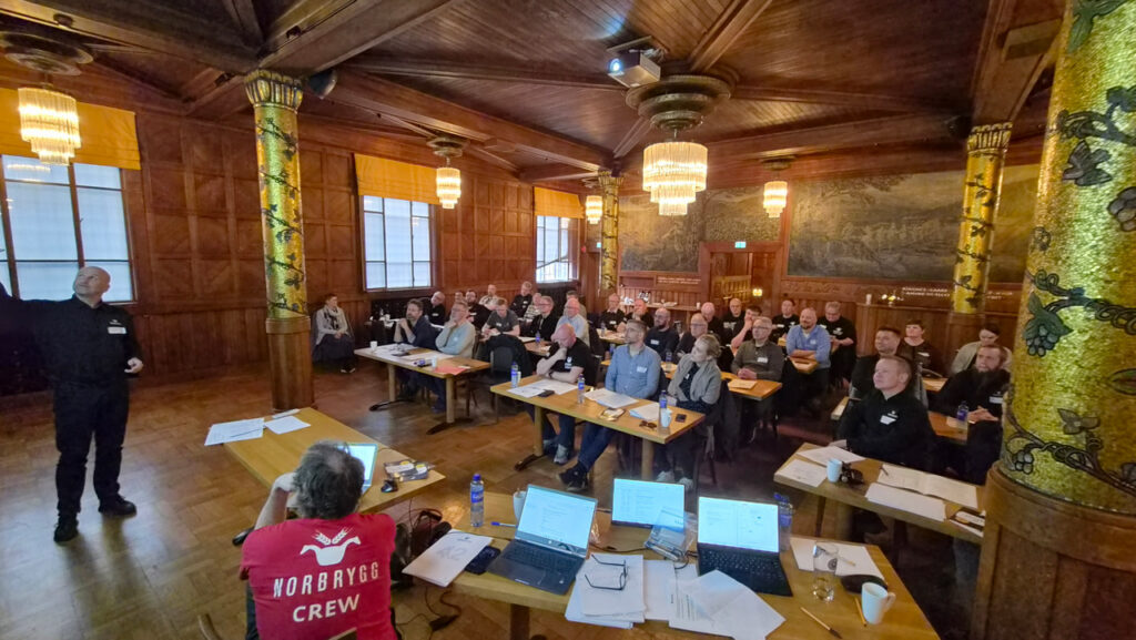 Mennesker samlet i en sal